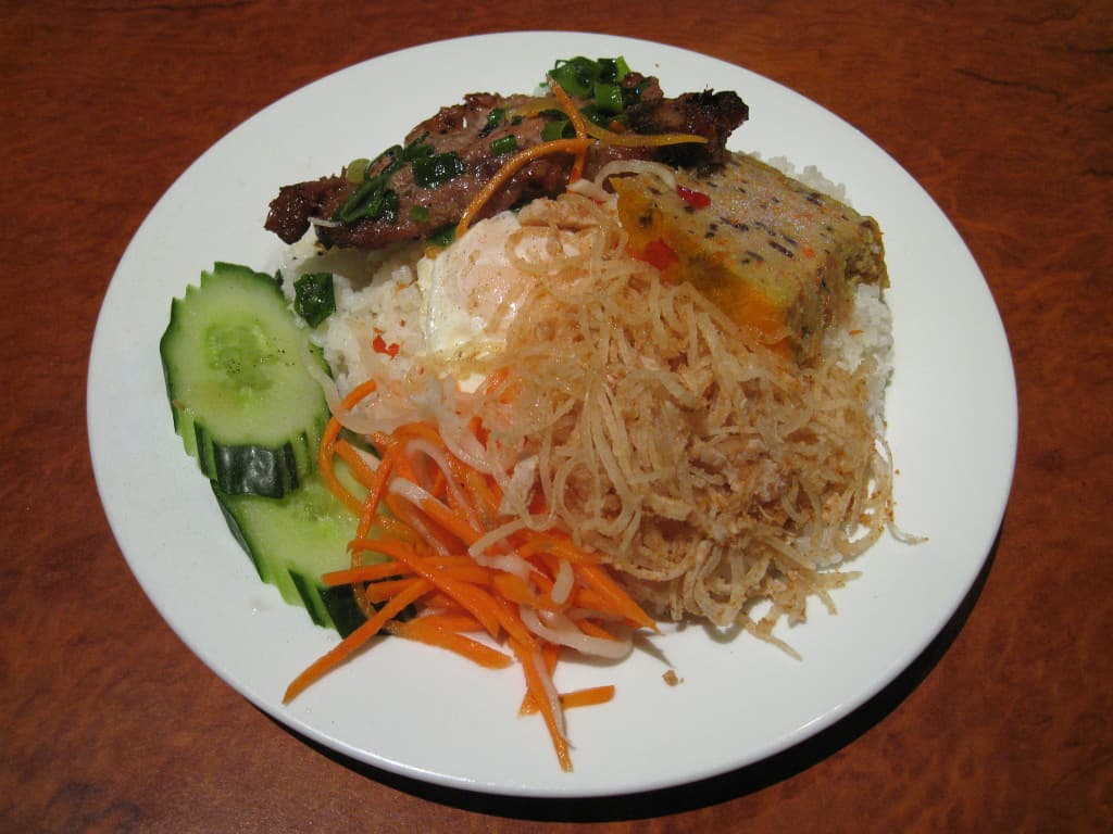 2. Cơm tấm 烤排骨碎米饭